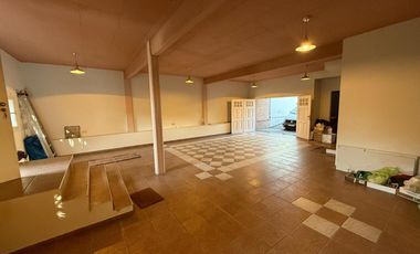 Importante Casa en Lote de 8,66 x 64 con Parque y Piscina – Banfield Oeste