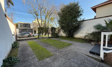 Importante Casa en Lote de 8,66 x 64 con Parque y Piscina – Banfield Oeste