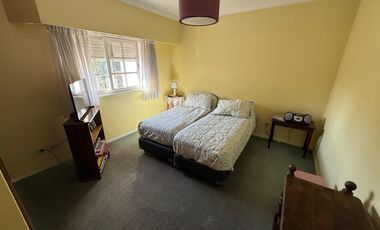 Importante Casa en Lote de 8,66 x 64 con Parque y Piscina – Banfield Oeste