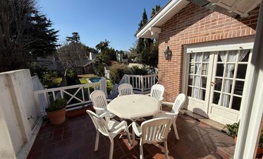 Importante Casa en Lote de 8,66 x 64 con Parque y Piscina – Banfield Oeste