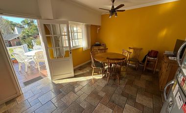 Importante Casa en Lote de 8,66 x 64 con Parque y Piscina – Banfield Oeste