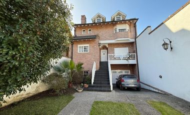 Importante Casa en Lote de 8,66 x 64 con Parque y Piscina – Banfield Oeste