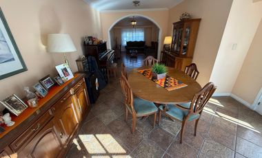 Importante Casa en Lote de 8,66 x 64 con Parque y Piscina – Banfield Oeste