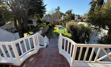 Importante Casa en Lote de 8,66 x 64 con Parque y Piscina – Banfield Oeste