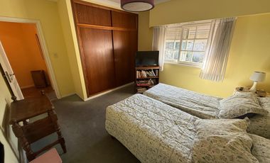 Importante Casa en Lote de 8,66 x 64 con Parque y Piscina – Banfield Oeste