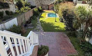 Importante Casa en Lote de 8,66 x 64 con Parque y Piscina – Banfield Oeste