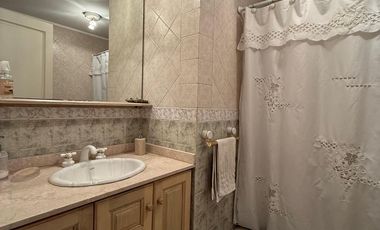 Importante Casa en Lote de 8,66 x 64 con Parque y Piscina – Banfield Oeste