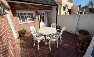 Importante Casa en Lote de 8,66 x 64 con Parque y Piscina – Banfield Oeste