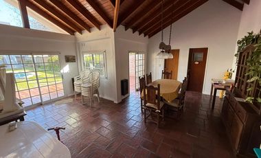 Importante Casa en Lote de 8,66 x 64 con Parque y Piscina – Banfield Oeste