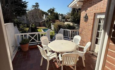 Importante Casa en Lote de 8,66 x 64 con Parque y Piscina – Banfield Oeste