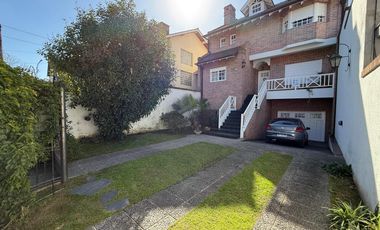 Importante Casa en Lote de 8,66 x 64 con Parque y Piscina – Banfield Oeste