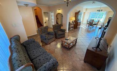 Importante Casa en Lote de 8,66 x 64 con Parque y Piscina – Banfield Oeste