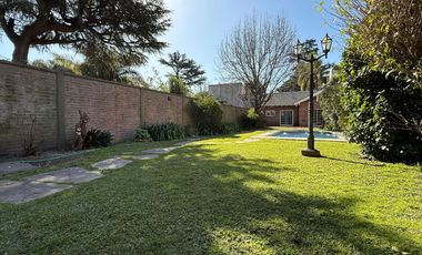 Importante Casa en Lote de 8,66 x 64 con Parque y Piscina – Banfield Oeste