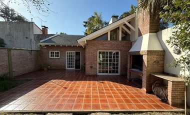 Importante Casa en Lote de 8,66 x 64 con Parque y Piscina – Banfield Oeste