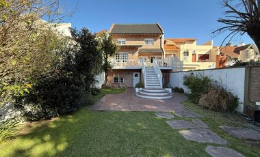 Importante Casa en Lote de 8,66 x 64 con Parque y Piscina – Banfield Oeste