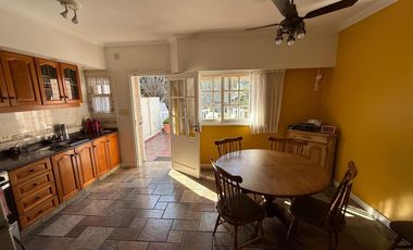 Importante Casa en Lote de 8,66 x 64 con Parque y Piscina – Banfield Oeste