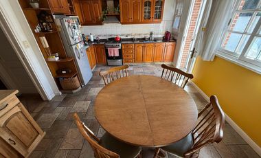 Importante Casa en Lote de 8,66 x 64 con Parque y Piscina – Banfield Oeste