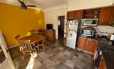 Importante Casa en Lote de 8,66 x 64 con Parque y Piscina – Banfield Oeste