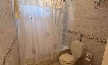 Importante Casa en Lote de 8,66 x 64 con Parque y Piscina – Banfield Oeste
