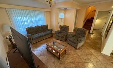 Importante Casa en Lote de 8,66 x 64 con Parque y Piscina – Banfield Oeste