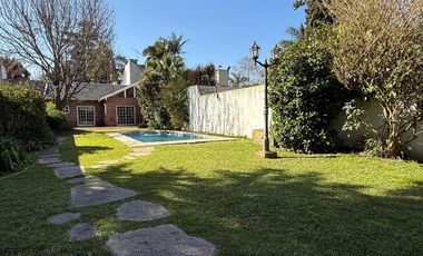 Importante Casa en Lote de 8,66 x 64 con Parque y Piscina – Banfield Oeste