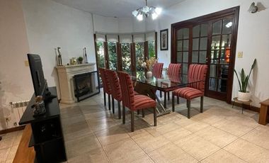 Casa de cuatro ambientes a la venta