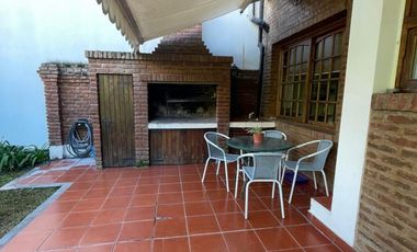Casa de cuatro ambientes a la venta