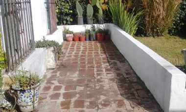 Casa c/ opción a segunda construcción sobre lote de 10 x 30 en Bella Vista