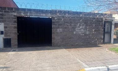 Alquiler de cocheras. Portón corredizo y techo cubierto, en centro deSanJusto. CONSULTE DISPONIBILIDAD