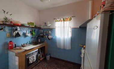Casa 4 amb y Depto 2 amb. En Venta- Moreno
