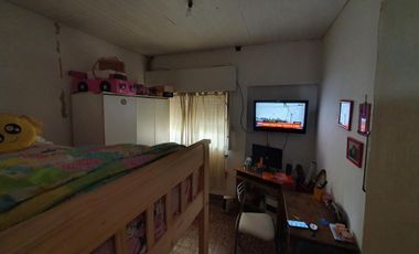 Casa 4 amb y Depto 2 amb. En Venta- Moreno