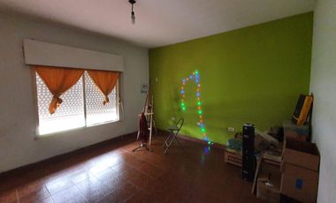 Casa 4 amb y Depto 2 amb. En Venta- Moreno