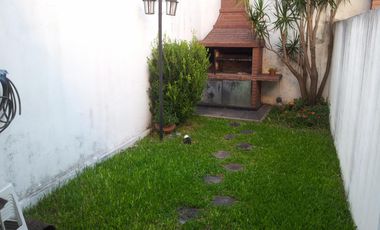 DUPLEX AL FRENTE 3 AMBIENTES CON COCHERA Y FONDO LIBRE 7 MTS