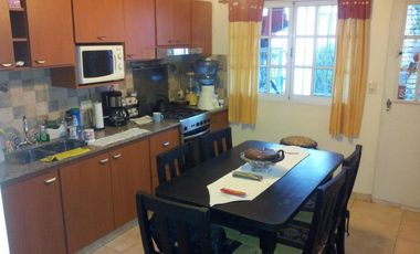 DUPLEX AL FRENTE 3 AMBIENTES CON COCHERA Y FONDO LIBRE 7 MTS