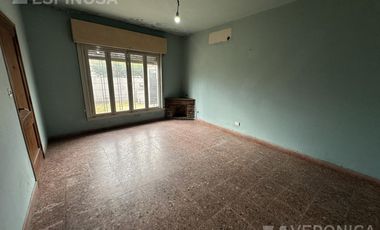 Casa 3 ambientes venta galpón local - Moron Sur