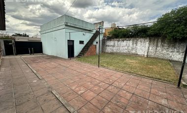 Casa 3 ambientes venta galpón local - Moron Sur