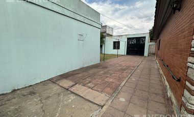 Casa 3 ambientes venta galpón local - Moron Sur