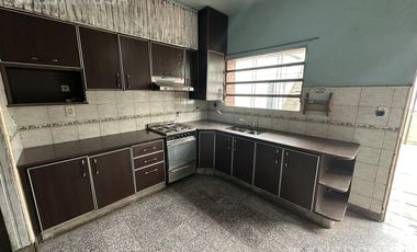 Casa 3 ambientes venta galpón local - Moron Sur