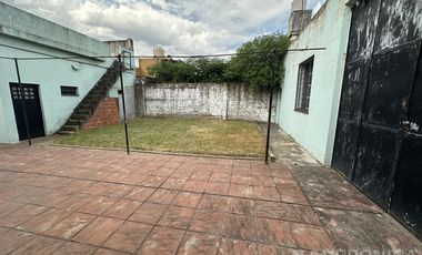 Casa 3 ambientes venta galpón local - Moron Sur