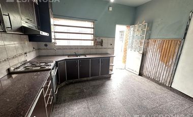 Casa 3 ambientes venta galpón local - Moron Sur