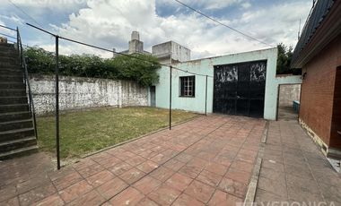 Casa 3 ambientes venta galpón local - Moron Sur