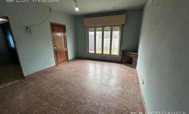Casa 3 ambientes venta galpón local - Moron Sur