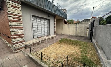 Casa 3 ambientes venta galpón local - Moron Sur