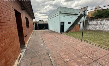Casa 3 ambientes venta galpón local - Moron Sur