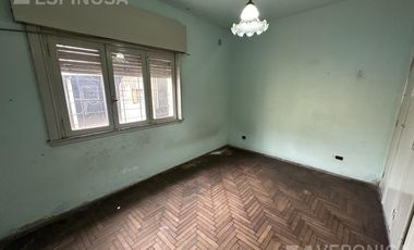 Casa 3 ambientes venta galpón local - Moron Sur
