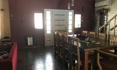 CHALET CON AMPLIO LOTE E IMPECABLE CONSTRUCCION