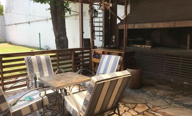 CHALET CON AMPLIO LOTE E IMPECABLE CONSTRUCCION