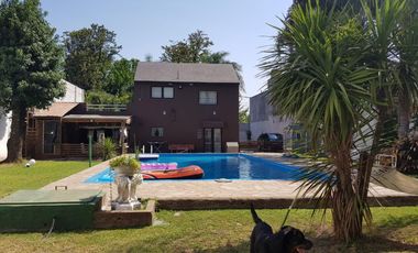 CHALET CON AMPLIO LOTE E IMPECABLE CONSTRUCCION