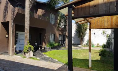 CHALET CON AMPLIO LOTE E IMPECABLE CONSTRUCCION