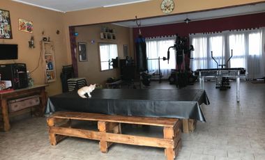 CHALET CON AMPLIO LOTE E IMPECABLE CONSTRUCCION